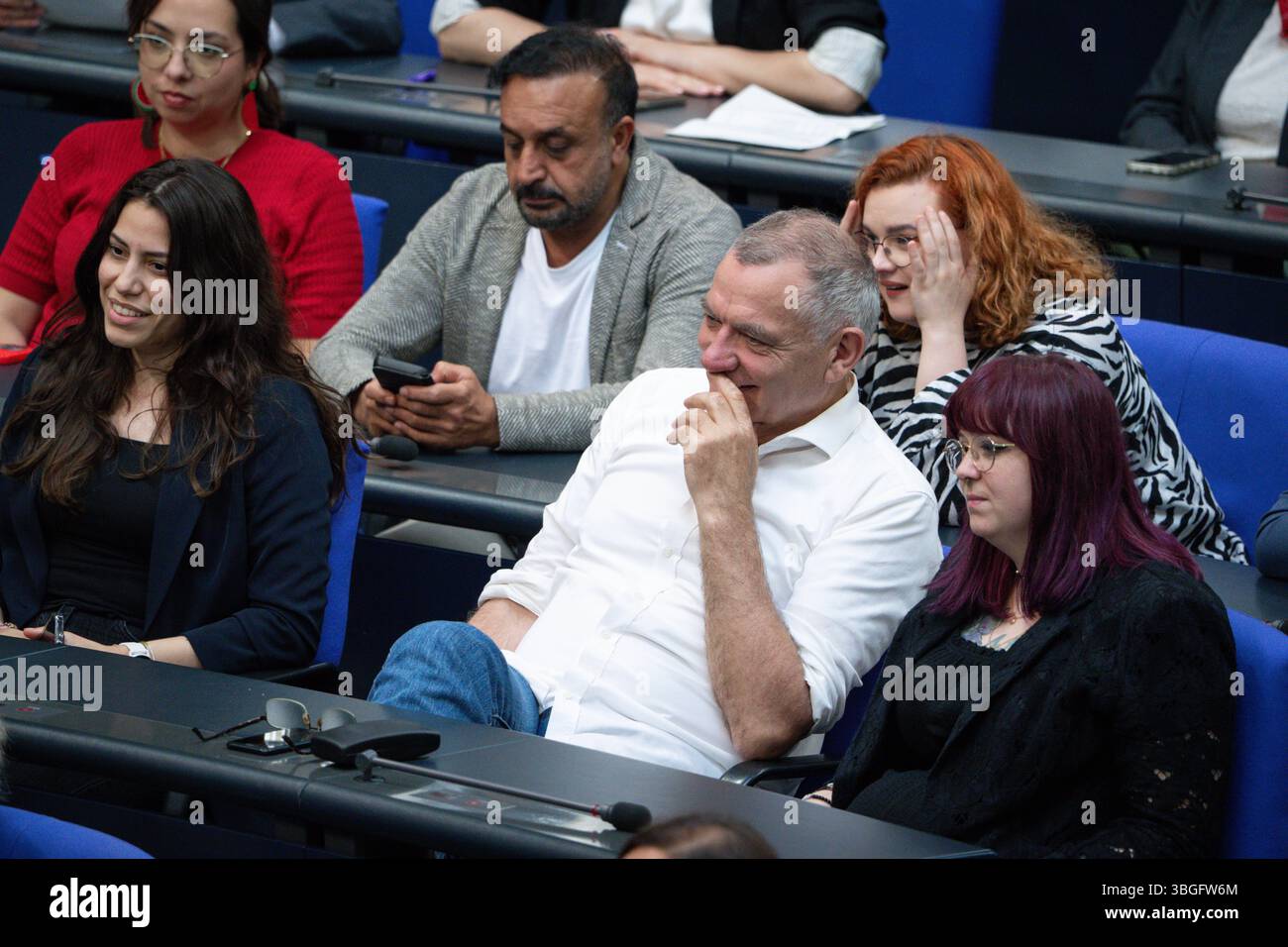Deutscher Bundestag, 10. Plenarsitzung Fraktion die linke bei der aktuellen Stunde zur humanitaeren Katastrophe in Gaza bei der 10. Sitzung des Deutschen Bundestages in Berlin, 05.06.2025 Berlin Berlin Deutschland *** Deutscher Bundestag, 10 Plenarsitzung Fraktion die linke zur aktuellen Stunde zur humanitären Katastrophe in Gaza auf der 10 Sitzung des Deutschen Bundestages in Berlin, 05 06 2025 Berlin Berlin Deutschland Stockfoto