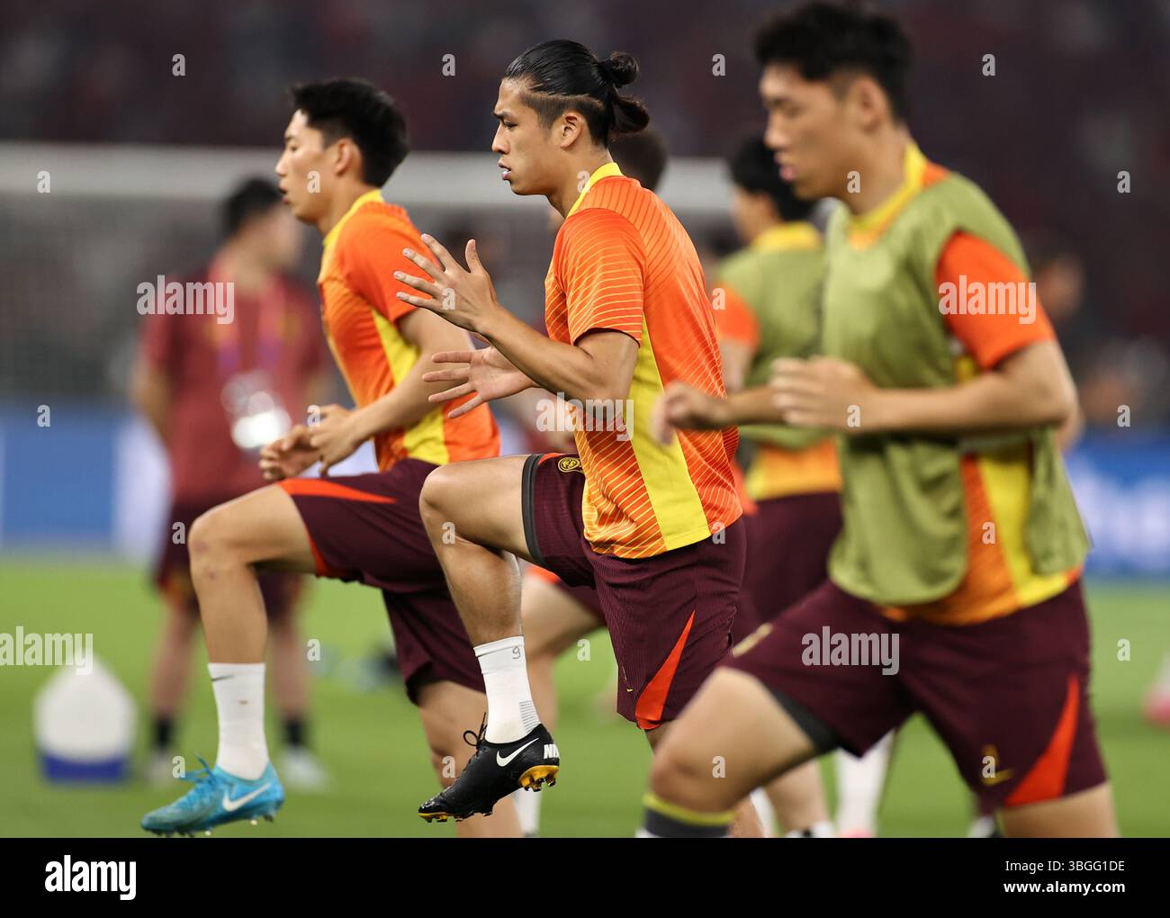 Jakarta, Indonesien. Juni 2025. Zhang Yuning (C) aus China bereitet sich vor dem Spiel der Gruppe C der FIFA-Weltmeisterschaft 2026 in Jakarta, Indonesien, am 5. Juni 2025 auf. Quelle: Jia Haocheng/Xinhua/Alamy Live News Stockfoto