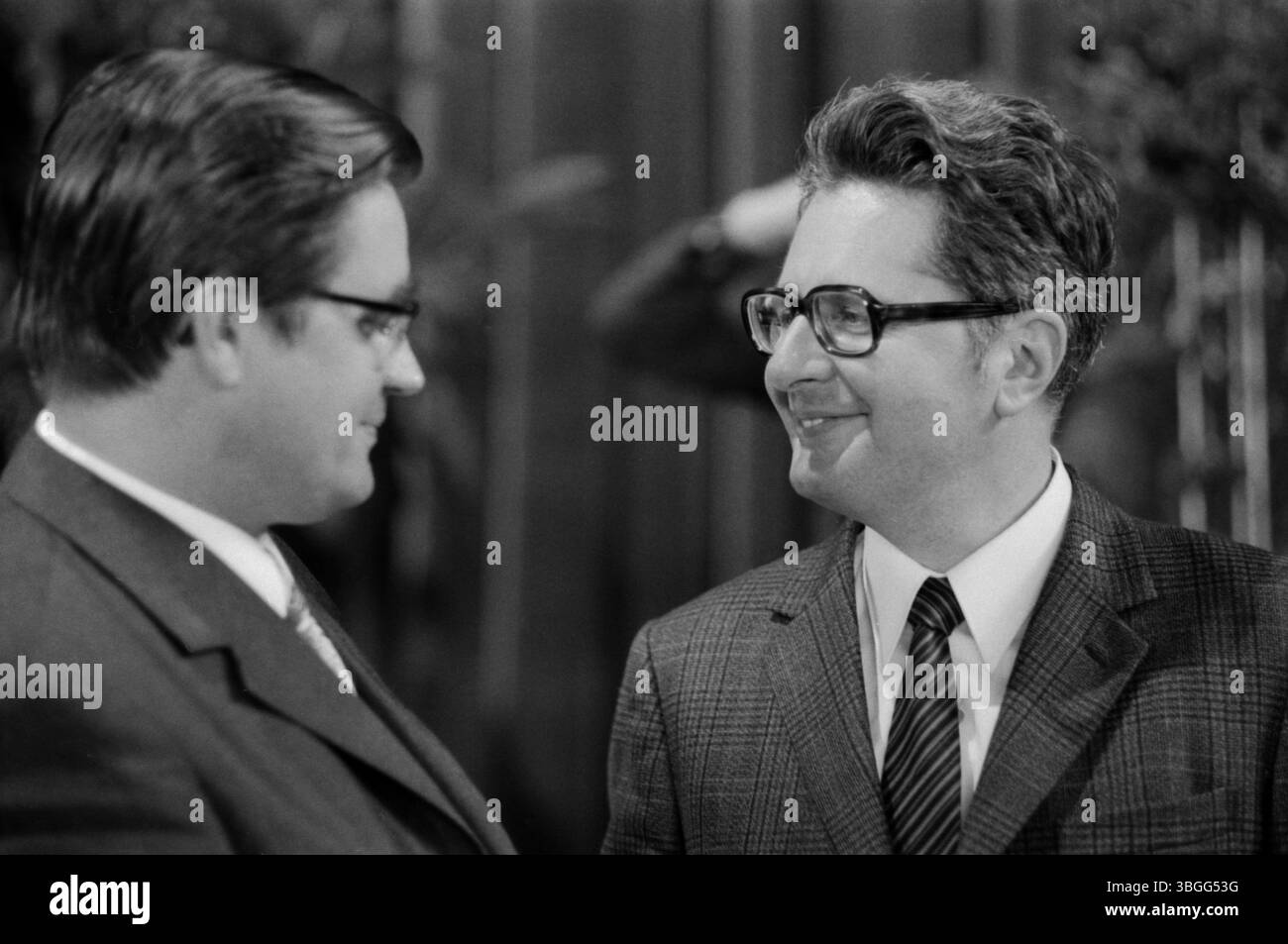 Bremens Bürgermeister Hans Koschnik (links) im Gespräch mit Hans-Jochen Vogel auf der Tagung des Deutschen Städtetags in München am 26. Mai 1971. Beide tragen Anzug und Brille. Stockfoto Bremens Bürgermeister Hans Koschnik (links) im Gespräch mit Hans-Jochen Vogel auf der Tagung des Deutschen Städtetags in München am 26. Mai 1971. Beide tragen Anzug und Brille. Stockfoto