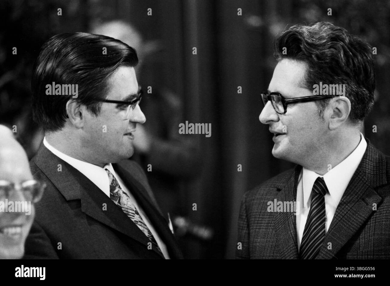 Bremens Bürgermeister Hans Koschnik (links) im Gespräch mit Hans-Jochen Vogel auf der Tagung des Deutschen Städtetags in München am 26. Mai 1971. Beide tragen Anzug und Brille. Stockfoto Bremens Bürgermeister Hans Koschnik (links) im Gespräch mit Hans-Jochen Vogel auf der Tagung des Deutschen Städtetags in München am 26. Mai 1971. Beide tragen Anzug und Brille. Stockfoto