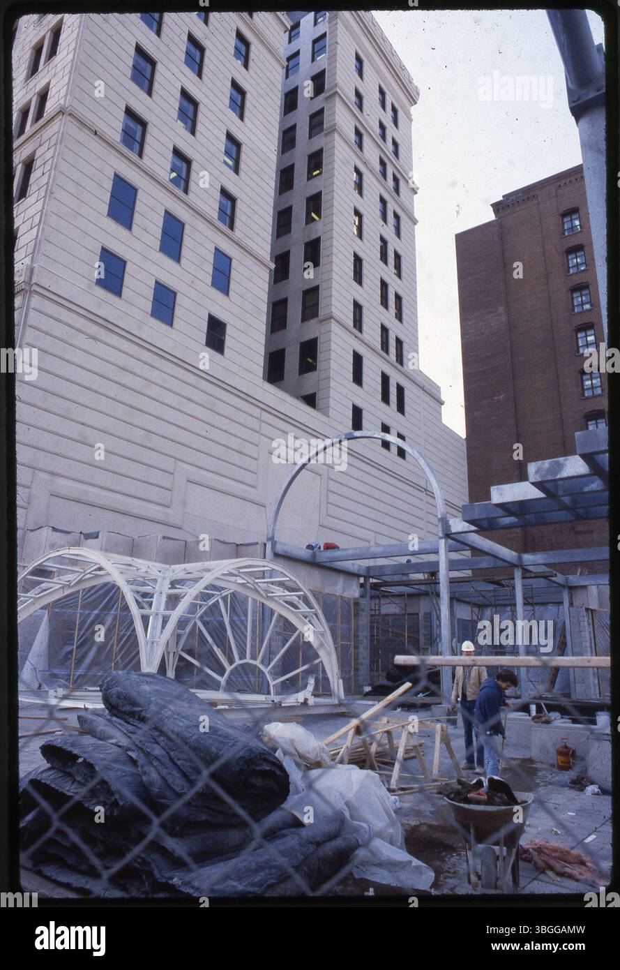 Ein Foto aus dem Jahr 1984 zeigt den Bau von Maxwell's Restaurant an den Broad Street und High Street. Das Vordach des Eingangs wurde von der Accurate Glass Company gebaut, wobei etwa 3.400 Quadratmeter große Glasscheiben in Aluminiumrahmen verwendet wurden. Das Restaurant wurde Anfang 1984 eröffnet und ist nach nur 17 Monaten Betrieb bis zum Labor Day 1985 geschlossen. Maxwell's wurde 1984 mit dem City Beautiful Award ausgezeichnet. Stockfoto