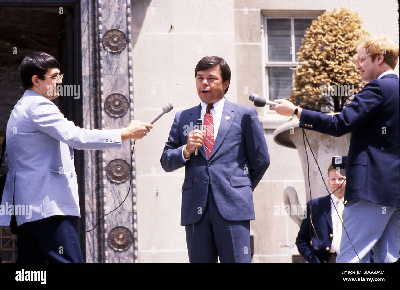 Im Juni 1984 spricht Bürgermeister Dana 'Buck' Rinehart auf den Stufen des Rathauses von Columbus mit Reportern. Rinehart war von 1984 bis 1992 Kolumbus 50. Bürgermeister. Stockfoto