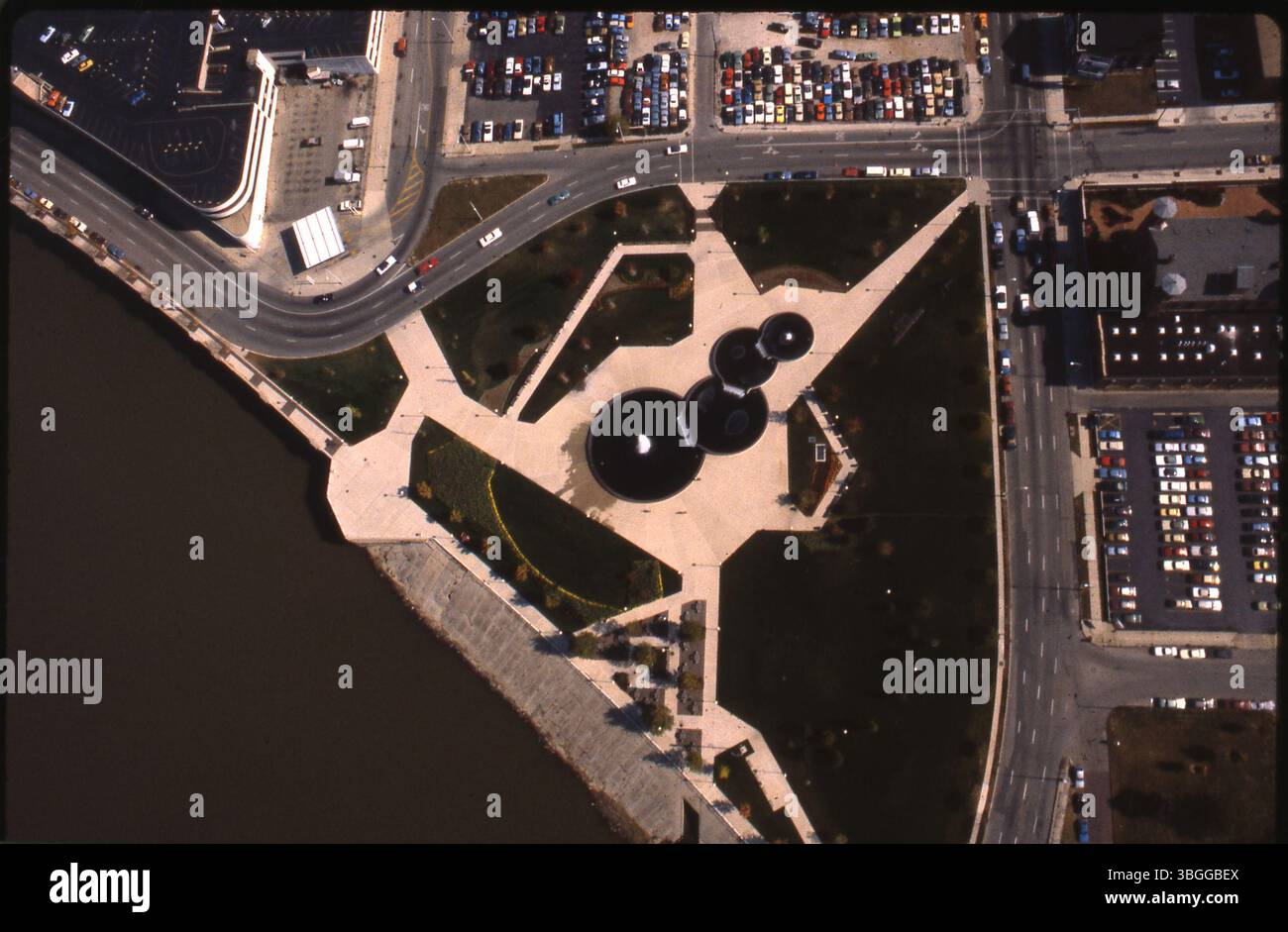 Ein Blick aus der Vogelperspektive auf den Bicentennial Park, der sich in der Innenstadt befindet und vom Scioto River, dem Civic Center Drive und der West Main Street begrenzt wird. Der 4,7 Hektar große Park wurde am 4. Juli 1976 für die zweihundertjährige Feier der USA eingeweiht. Es wurde am 31. Mai 1990 neu geweiht und in John W. Galbreath Bicentennial Park umbenannt, zu Ehren des Spenders von 500 000 US-Dollar. Stockfoto