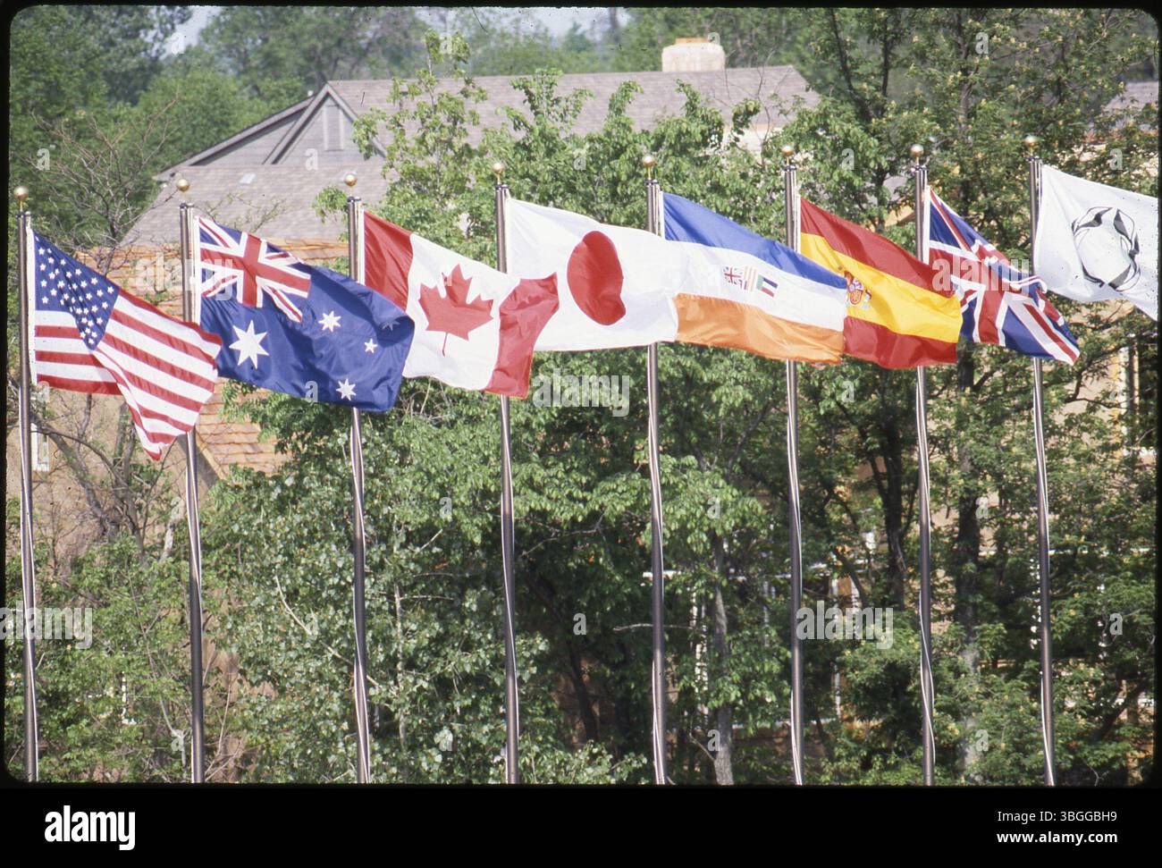 Beim Memorial Golf Tournament 1984 wurden im Muirfield Village Golf Club internationale Flaggen ausgestellt, die Länder wie die USA, Kanada, Japan und Südafrika repräsentierten. Stockfoto