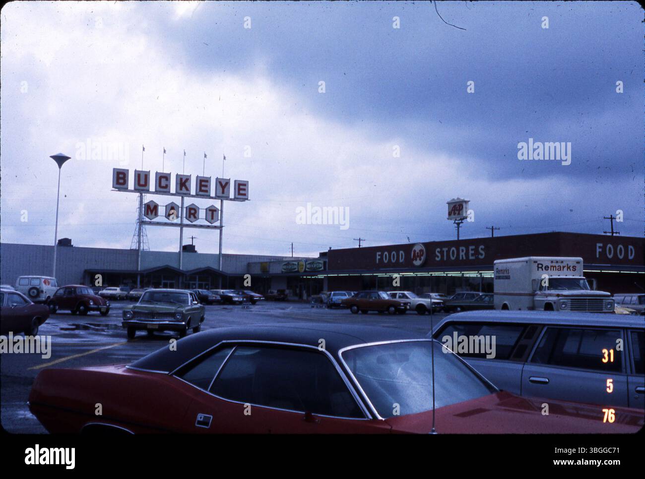 Der Spatenstich für das Indianola Plaza Shopping Center erfolgte am 4. November 1965. Das Foto vom 31. Mai 1976 zeigt eine Südostansicht des Einkaufszentrums mit Buckeye Mart und A&P Food Store, beide im Jahr 1966 eröffnet. Stockfoto