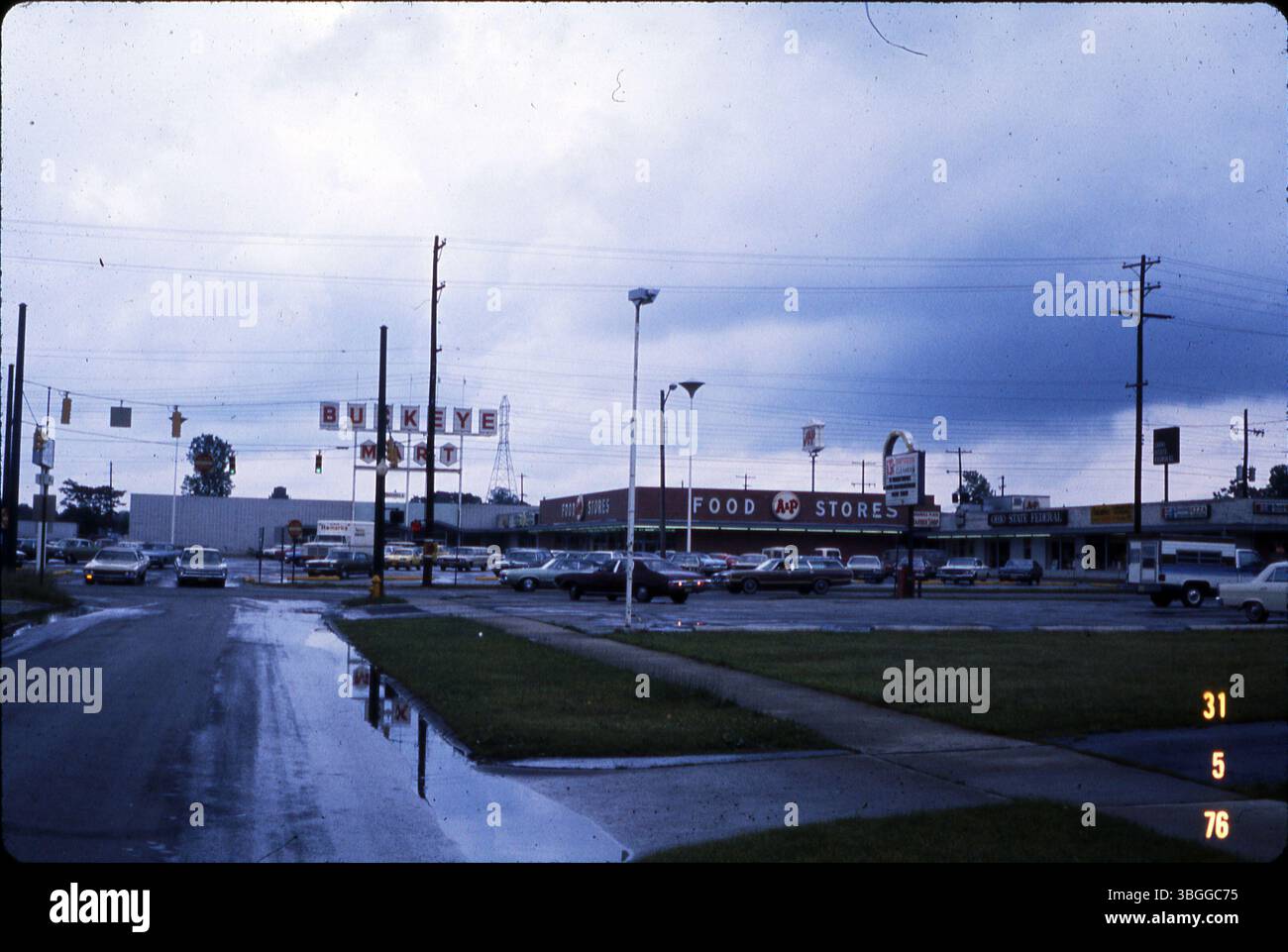 Der Spatenstich für das Indianola Plaza Shopping Center fand am 4. November 1965 statt. Das Foto vom 30. Mai 1976 zeigt einen Blick nach Osten mit Buckeye Mart und A&P Food Store, beide im Jahr 1966 eröffnet. Stockfoto