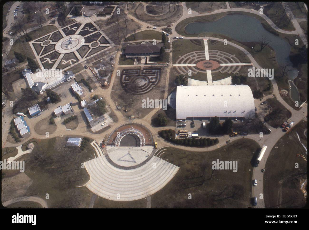 Eine Luftaufnahme aus dem Jahr 1992 fängt den Franklin Park ein, während Vorbereitungen für die Ameriflora '92 laufen, eine internationale Gartenbauausstellung, die vom 20. April bis 12. Oktober 1992 stattfindet. Der Park ist für dieses große kulturelle Ereignis vorgesehen. Stockfoto Eine Luftaufnahme aus dem Jahr 1992 fängt den Franklin Park ein, während Vorbereitungen für die Ameriflora '92 laufen, eine internationale Gartenbauausstellung, die vom 20. April bis 12. Oktober 1992 stattfindet. Der Park ist für dieses große kulturelle Ereignis vorgesehen. Stockfoto