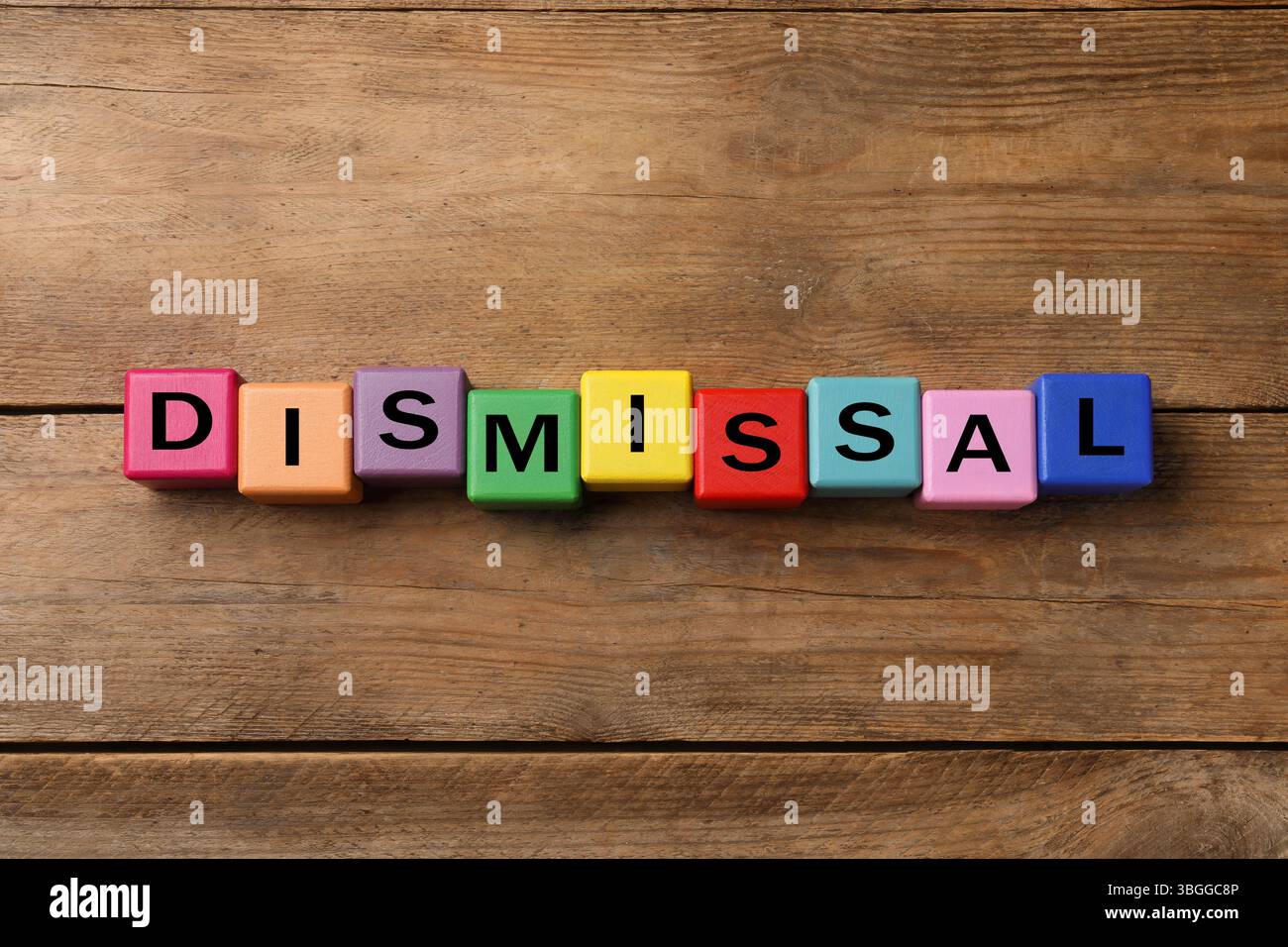 Wortentlassung aus bunten Würfeln auf hölzernem Hintergrund, Draufsicht Stockfoto
