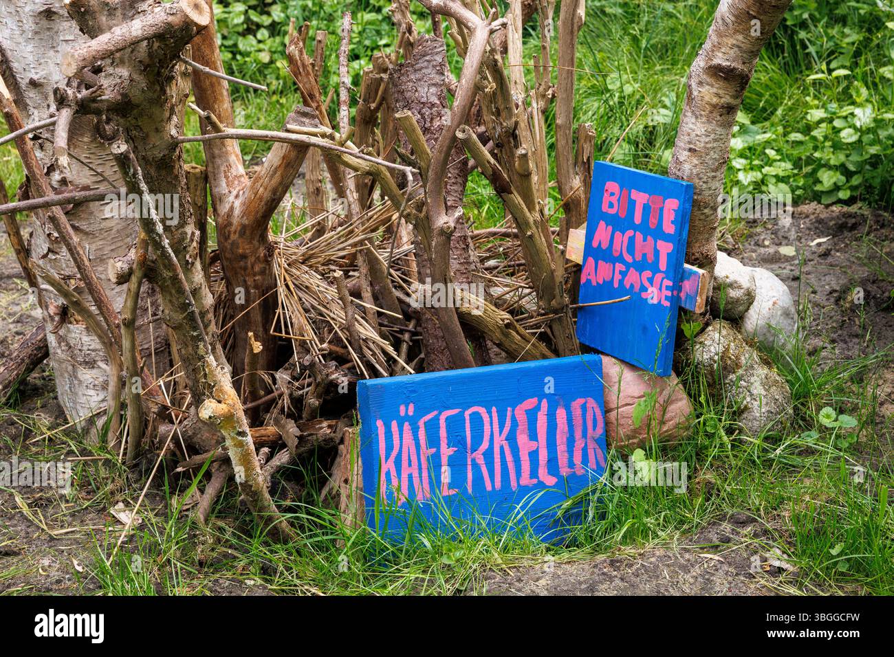 Ein Wohn- und Nistplatz für Käfer in einem Garten in Worpswede, Niedersachsen. ein angelegter Lebens- und Nistbereich für KAEFER in einem GA Stockfoto