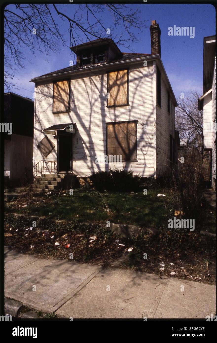 Dieses Foto zeigt ein leeres, verschlossenes Haus, das durch Feuer beschädigt wurde. Die Hausnummer 191 ist sichtbar, der Straßenname ist jedoch unbekannt. Stockfoto