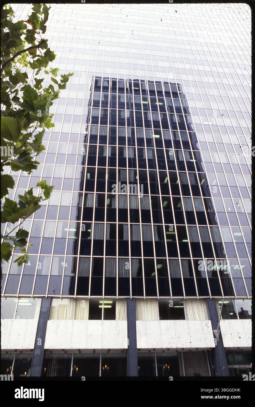 Eine detaillierte Fotografie des Hochhauses der Society Bank an der 88 East Broad Street, die die Reflexion des Gebäudes in den Fenstern der benachbarten 100 East Broad Street zeigt. Das Gebäude wurde 1964 fertiggestellt und wurde 1976 nach der Umbenennung des Bewohners First State Bank als Society Bank bekannt. Stockfoto