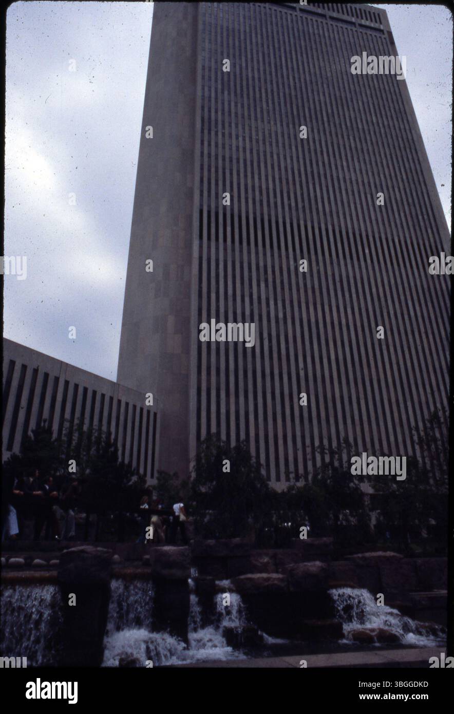 Foto eines Nationwide Plaza in der 263 North High Street mit einem Brunnen davor. Der Spatenstich erfolgte am 12. Juli 1974. Das Gebäude wurde am 4. Mai 1978 eingeweiht. Stockfoto