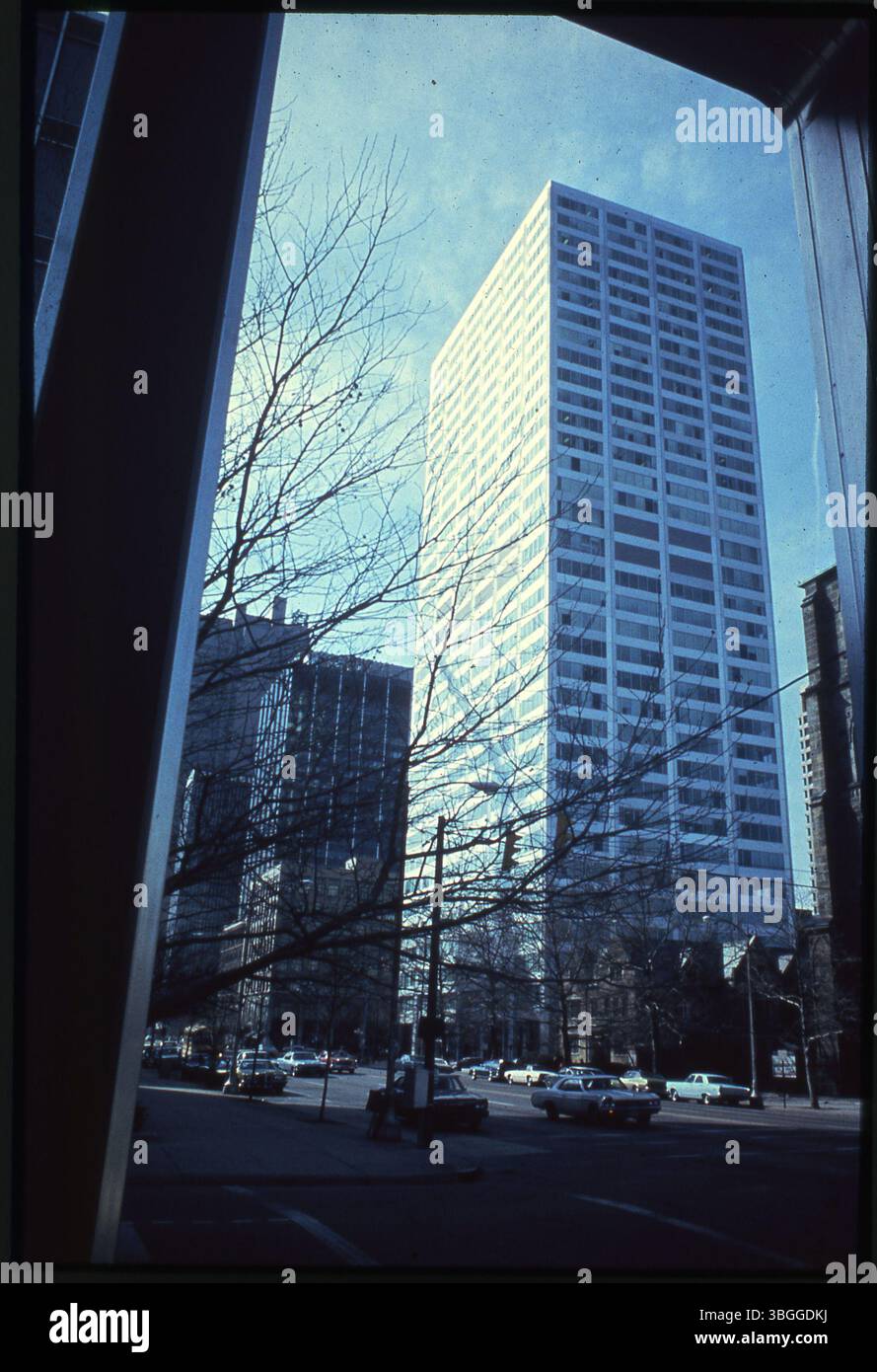 Foto mit Blick nordwestlich des Borden Building an der 180 East Broad Street. Das 34-stöckige Gebäude wurde am 9. Mai 1973 errichtet und am 15. Juli 1974 fertiggestellt. Stockfoto