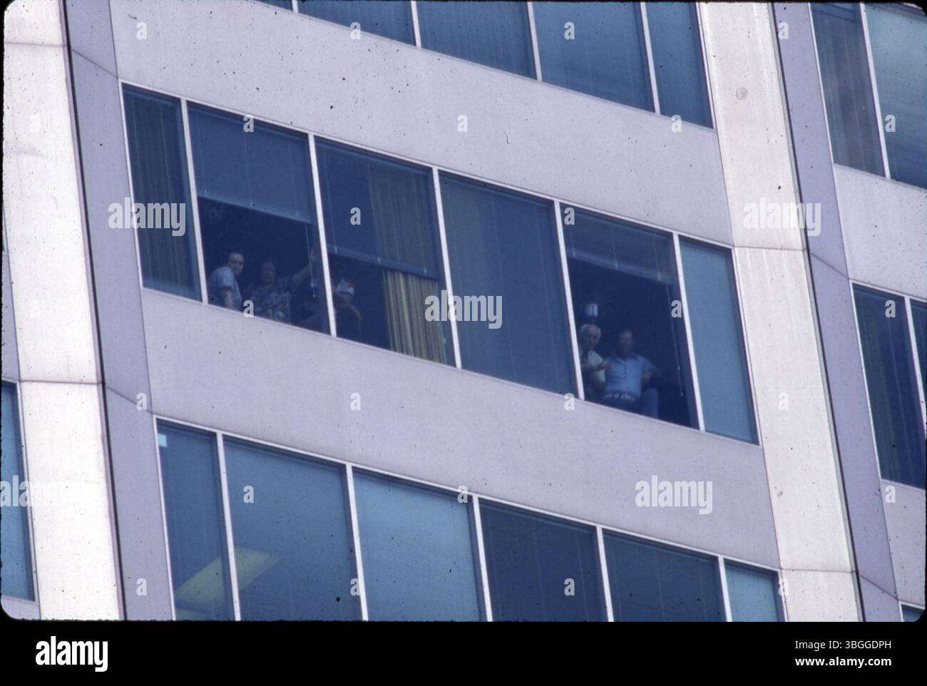 Ein Foto, das einen Abschnitt des Borden Building, 180 East Broad Street, zeigt, mit Büroangestellten, die durch Fenster sichtbar sind. Das 34-stöckige Gebäude wurde 1974 fertiggestellt. Stockfoto