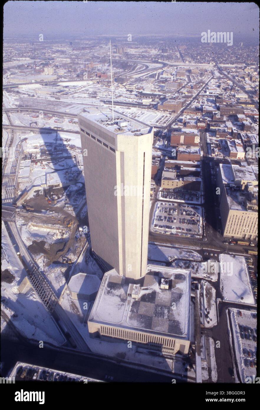 Blick aus der Vogelperspektive östlich von One Nationwide Plaza, dem Hauptquartier für Nationwide Insurance. Der Spatenstich war der 12. Juli 1974 und die Einweihung am 4. Mai 1978. Stockfoto