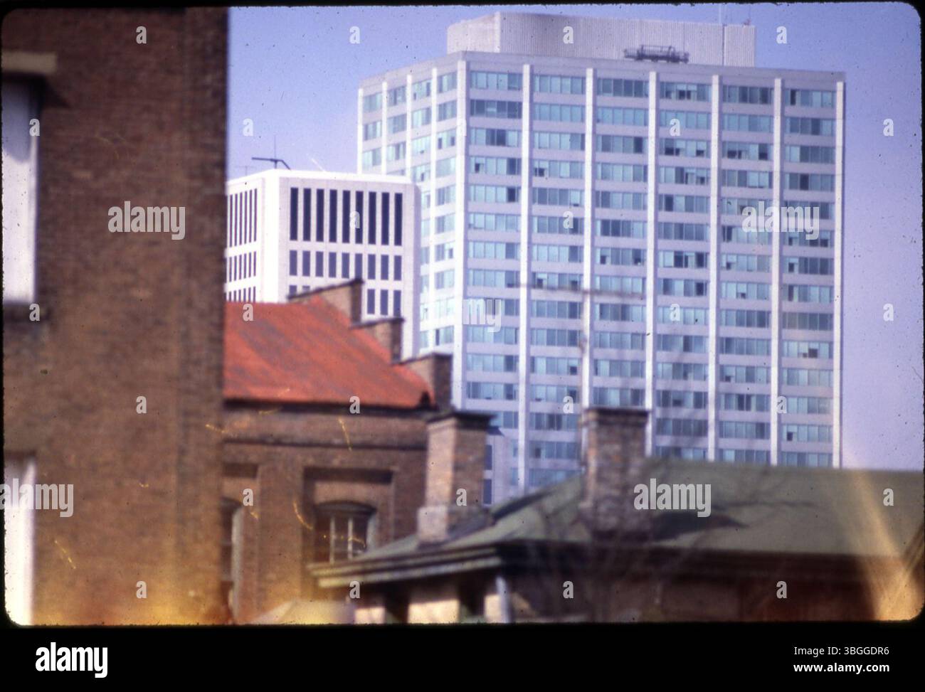 Ein Foto, das die Spitze des Borden Building zeigt, 180 East Broad Street, eingerahmt von umliegenden Gebäuden. Dieses 34-stöckige Gebäude ist ein bedeutender Bestandteil der Skyline von Columbus. Stockfoto