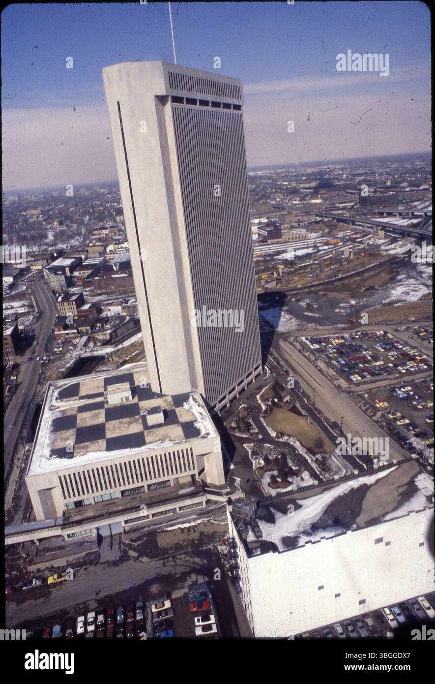 Luftbild mit Blick nach Norden auf One Nationwide Plaza, Hauptquartier für Nationwide Insurance. Der Spatenstich erfolgte am 12. Juli 1974 und die Einweihung am 4. Mai 1978. Stockfoto