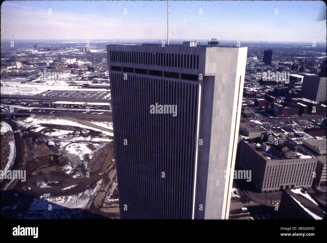 Luftbild aus dem Jahr 1979 mit Blick nach Osten mit One Nationwide Plaza, dem Hauptquartier für Nationwide Insurance. Der Spatenstich fand am 12. Juli 1974 statt und das Gebäude wurde am 4. Mai 1978 eingeweiht. Stockfoto