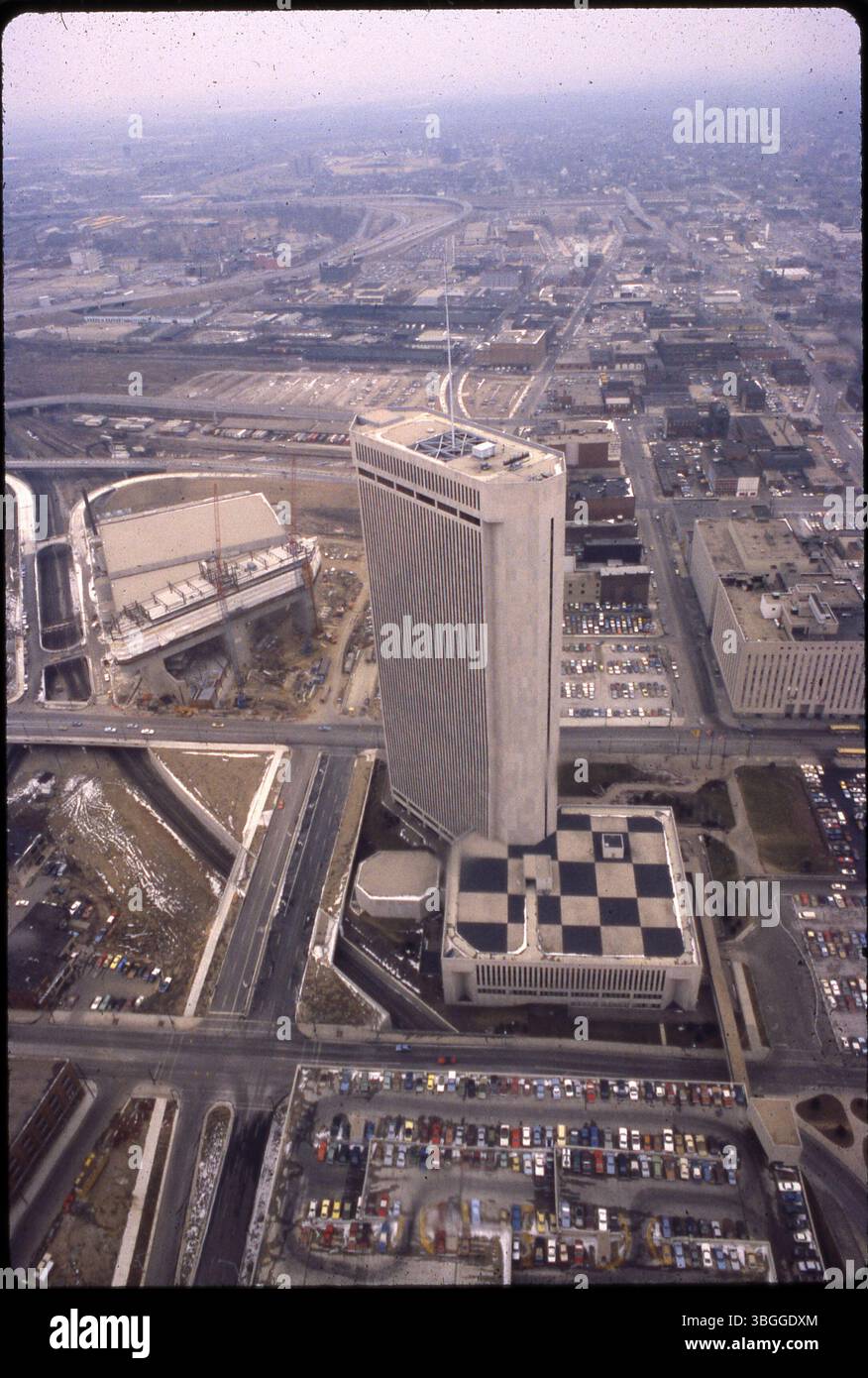 1980 Luftbild mit Blick nach Osten auf One Nationwide Plaza, Hauptquartier für Nationwide Insurance. Der Spatenstich fand am 12. Juli 1974 statt, die Einweihung erfolgte am 4. Mai 1978. Stockfoto