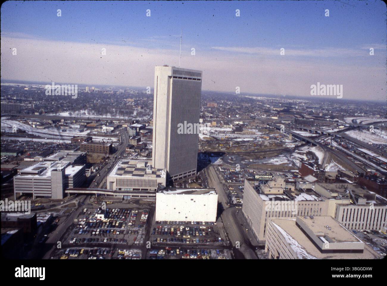 Luftbild mit Blick nach Norden auf One Nationwide Plaza, Hauptquartier für Nationwide Insurance. Der Spatenstich war der 12. Juli 1974 und das Gebäude wurde am 4. Mai 1978 eingeweiht. Stockfoto