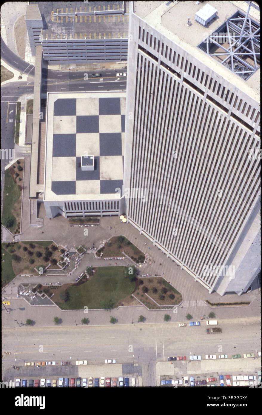 Luftbild aus dem Jahr 1979, westlich von One Nationwide Plaza, Hauptsitz der Nationwide Insurance. Der Spatenstich war der 12. Juli 1974 und das Gebäude wurde am 4. Mai 1978 eingeweiht. Die North High Street ist unten sichtbar. Stockfoto