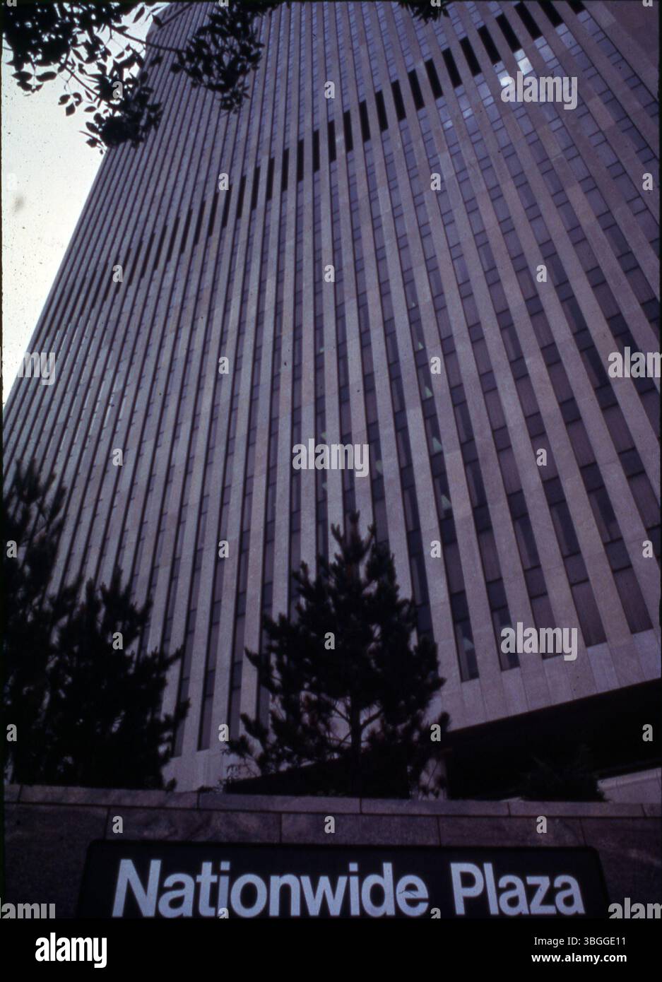 Foto des One Nationwide Plaza Gebäudes an der 263 North High Street, Columbus. Der Spatenstich erfolgte am 12. Juli 1974 und das Gebäude wurde am 4. Mai 1978 eingeweiht, was eine bedeutende städtische Entwicklung in der Stadt markiert. Stockfoto