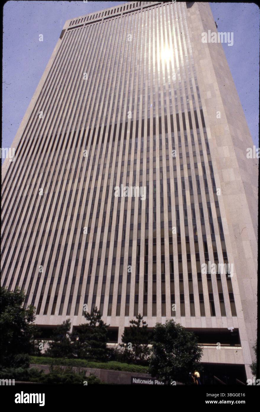 Foto des One Nationwide Plaza-Gebäudes an der 263 North High Street, Columbus, mit Sonnenlicht, das von den Fenstern reflektiert wird. Der Spatenstich fand am 12. Juli 1974 statt und das Gebäude wurde am 4. Mai 1978 eingeweiht. Stockfoto