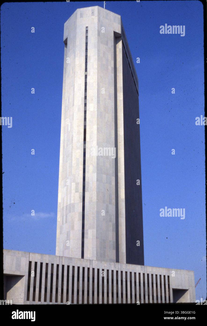 Foto mit Blick nach Nordosten auf One Nationwide Plaza, dem Hauptquartier der Nationwide Insurance in Columbus. Die Bauarbeiten begannen am 12. Juli 1974 und das Gebäude wurde am 4. Mai 1978 eingeweiht. Stockfoto