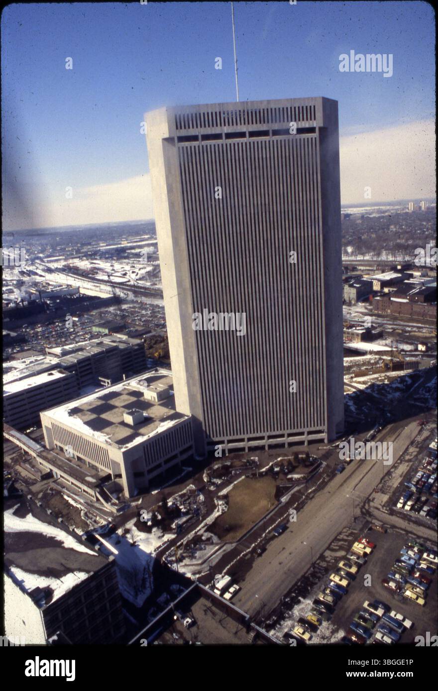 Luftbild mit Blick nach Nordwesten auf One Nationwide Plaza in Columbus, Hauptquartier der Nationwide Insurance. Die Bauarbeiten begannen am 12. Juli 1974 und das Gebäude wurde am 4. Mai 1978 eröffnet. Stockfoto