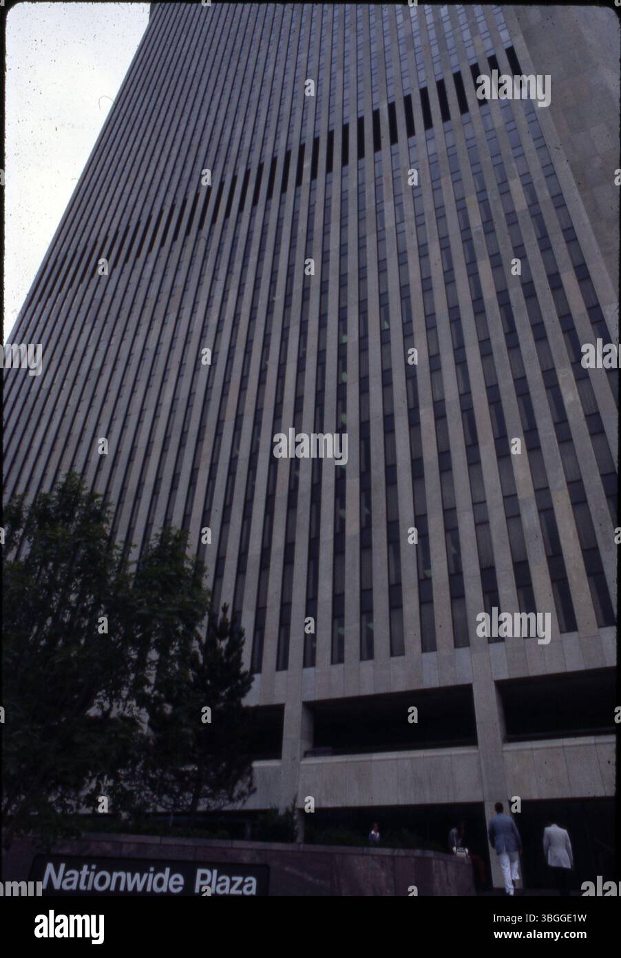 Foto des One Nationwide Plaza Gebäudes an der 263 North High Street, Columbus. Der Spatenstich erfolgte am 12. Juli 1974 und die Einweihung am 4. Mai 1978. Diese Abbildung zeigt das Gebäude mit Sonnenlicht, das von den Fenstern reflektiert wird. Stockfoto