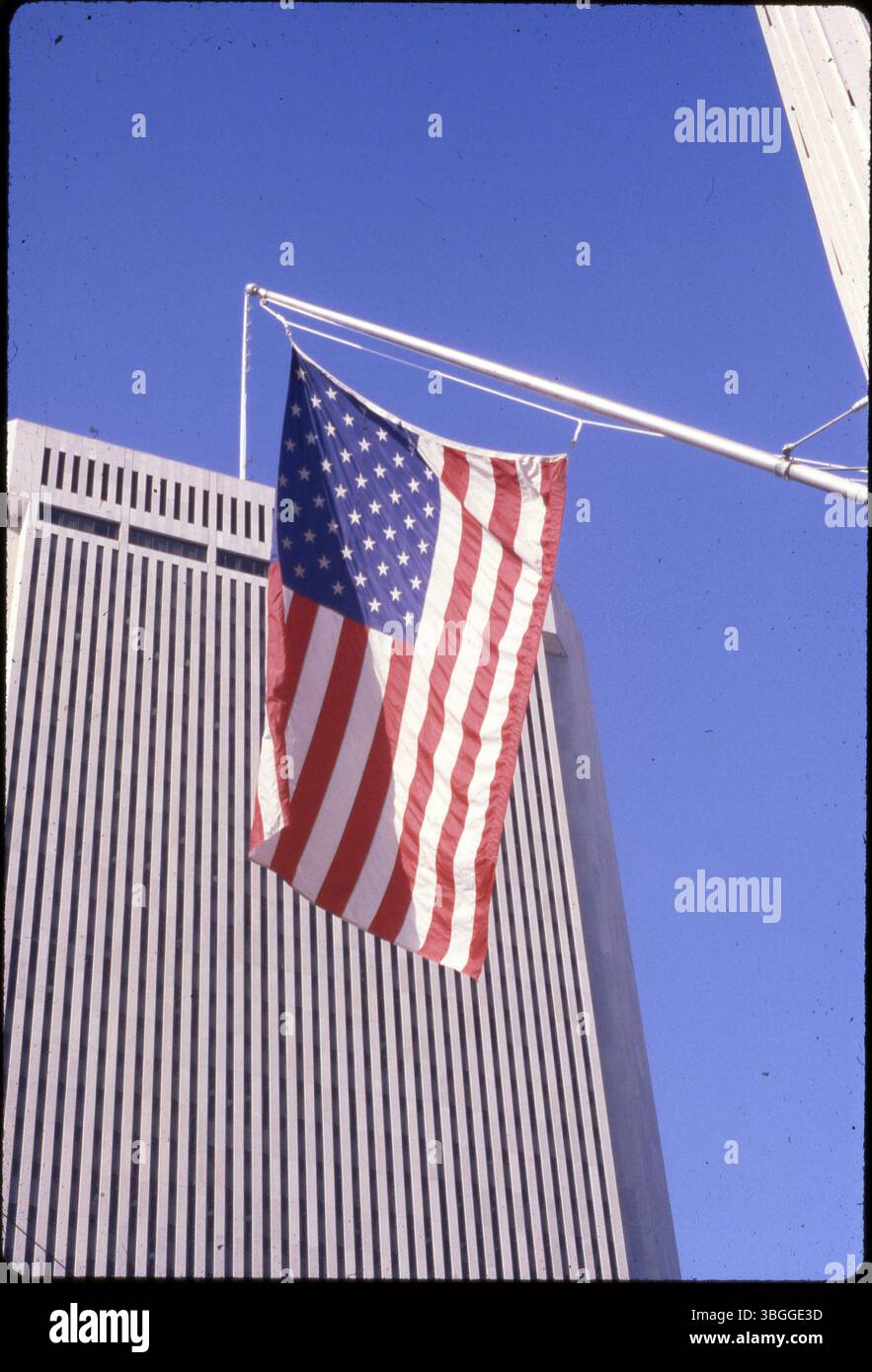 Ein Foto aus dem Jahr 1980 zeigt eine amerikanische Flagge im Vordergrund und eine Nationwide Plaza im Hintergrund, Hauptquartier für Nationwide Insurance. Der Spatenstich fand am 12. Juli 1974 statt, die Einweihung erfolgte am 4. Mai 1978. Stockfoto