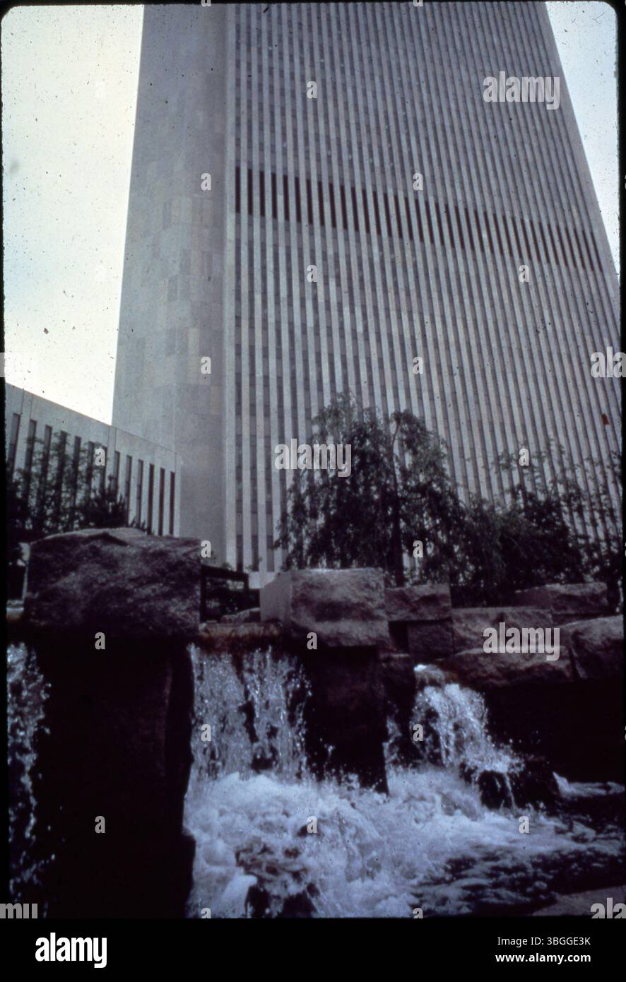 Ein Foto aus dem Jahr 1980 zeigt einen Wasserfall-ähnlichen Brunnen vor dem One Nationwide Plaza, dem Hauptquartier der Nationwide Insurance. Die Bauarbeiten begannen am 12. Juli 1974 und das Gebäude wurde am 4. Mai 1978 eingeweiht. Stockfoto