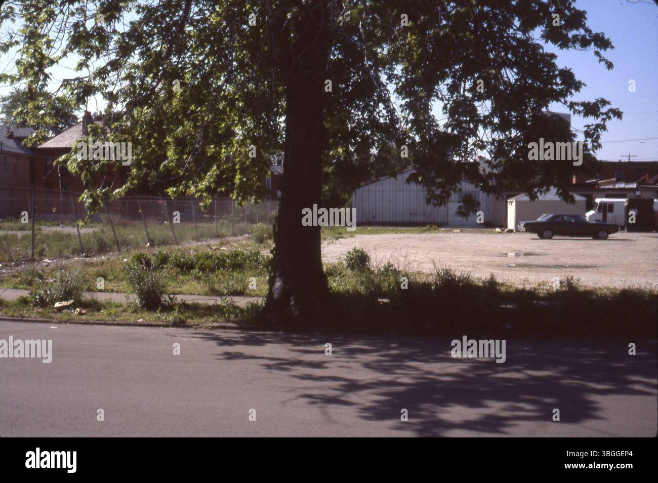 Foto des leeren Grundstücks an der East Hubbard Avenue zwischen North Pearl Street und Kerr Street, aufgenommen im Mai 1981. Das Grundstück wurde im Rahmen der Stadtentwicklungsplanung von Gewerbe (C-4) auf Wohngebiet (R-4) umzont. Stockfoto