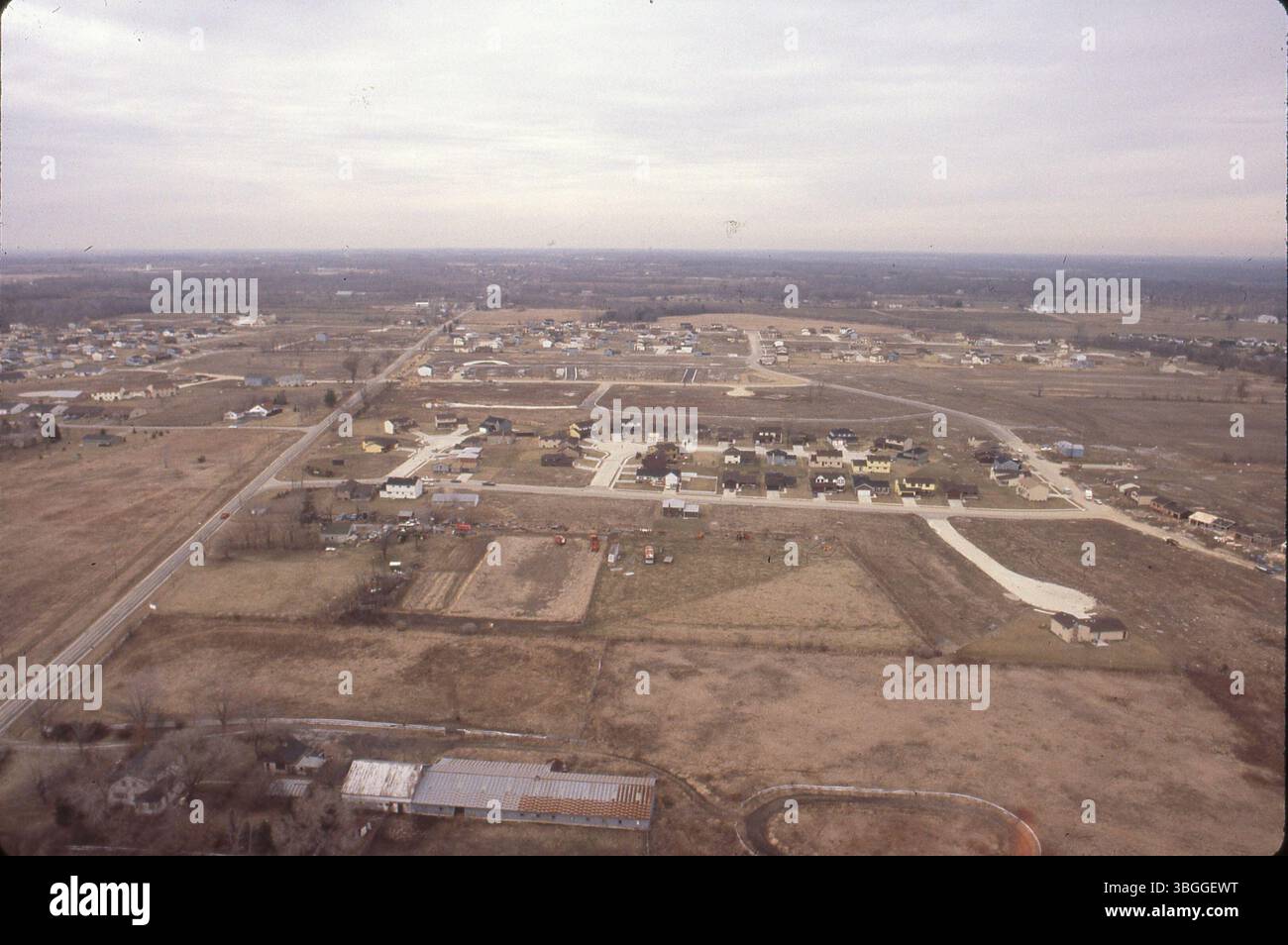 Eine Nordansicht des Entwicklungsgebiets Smoky Ridge Estates vom Februar 1981. Die Smoky Row Road verläuft links unten, wobei der Hamrock Drive abzweigt. Frühe Häuser in der Squirrel Hill-Unterteilung sind auf den Gantry- und Renford-Courts zu sehen. Das Gebiet ist Gegenstand eines Umzonungsvorschlags für ein 71 Hektar großes Gebiet. Stockfoto