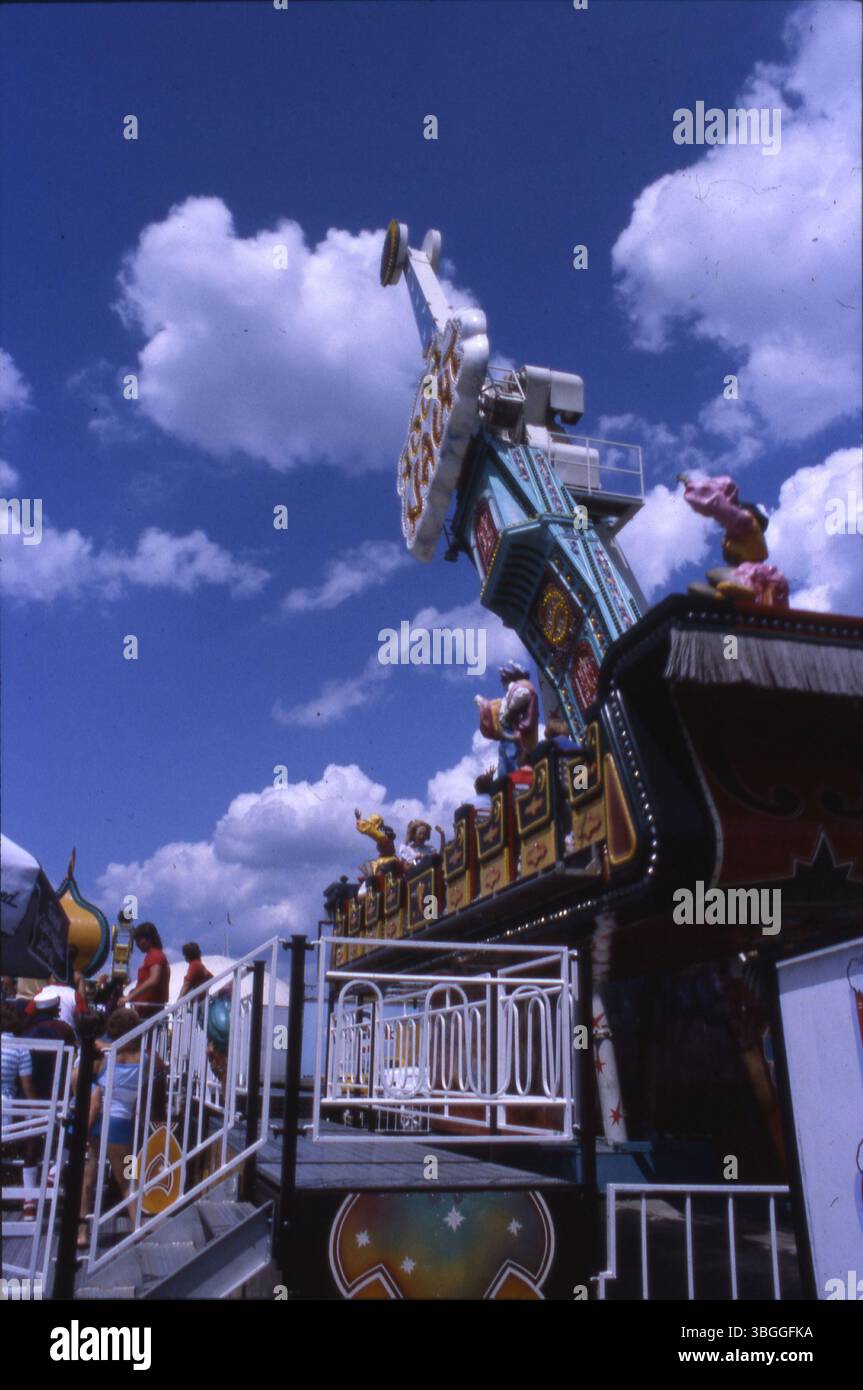 Die 1001-Nacht-Vergnügungsfahrt auf der Ohio State Fair bietet ein aufregendes Erlebnis für Fairneys. Diese Fahrt ist eine beliebte Attraktion auf dem Messegelände. Stockfoto