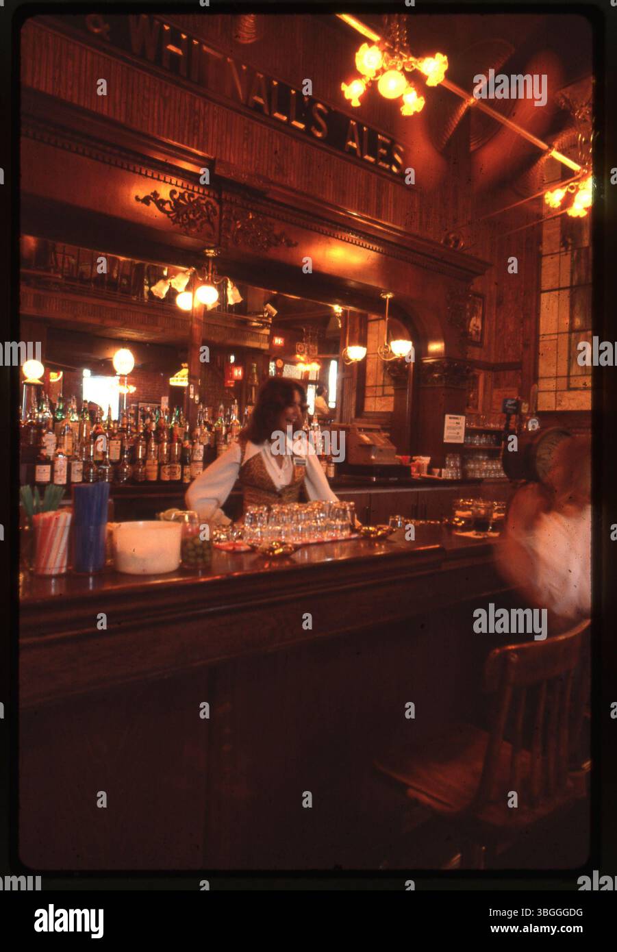 Ein Barkeeper serviert Getränke an der Bar im Old Spaghetti Warehouse, einem Restaurant, das 1977 eröffnet wurde, nachdem eine Firma aus Dallas ein ehemaliges Gebäude in ein Restaurant umgebaut hatte. Stockfoto