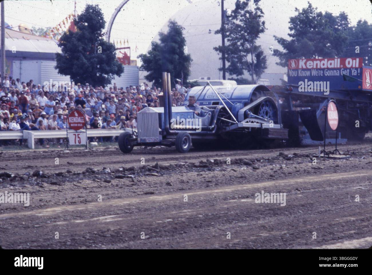 City Slicker tritt beim Tractor Pull Contest auf der Ohio State Fair an, wo die Besucher voll sind. Die Veranstaltung, die auf dem East Grandstand stattfindet, beinhaltet eine Werbung für Kendall Oil. Stockfoto