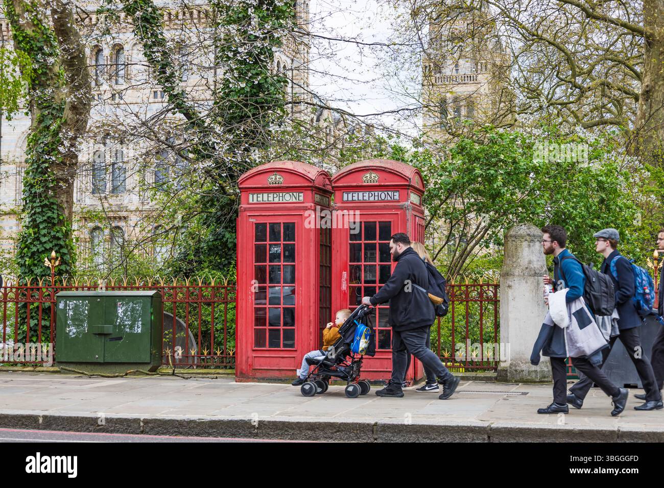 Londoner Straßenszene mit roten Telefonboxen. London, UK, 7. April 2024 Stockfoto