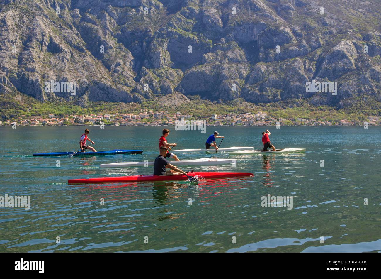 Kanufahrer paddeln in Kotor Bay, Montenegro. Kotor Bay hat viele Wassersportclubs für junge Erwachsene. Stockfoto