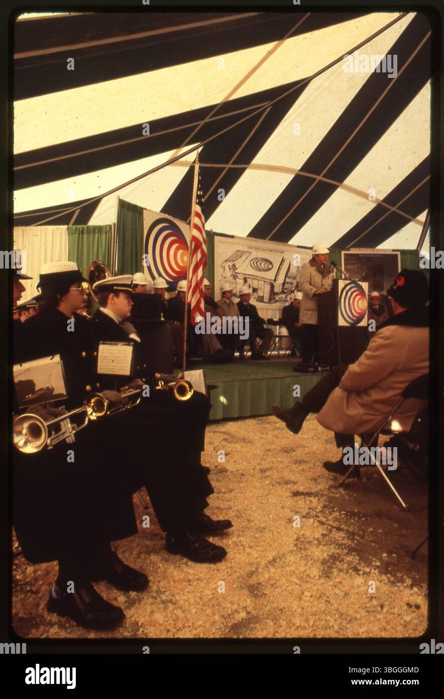 Der Spatenstich für das Ohio Center, ein neues Kongresszentrum in Columbus, fand am 3. Februar 1978 statt. Grover C. Heffner, Vorsitzender der Battelle Commons Company, sprach bei der Veranstaltung. Das Ohio Center wurde am 10. September 1980 eröffnet und wurde zu einem wichtigen Veranstaltungsort für Kongresse in der Stadt. Stockfoto