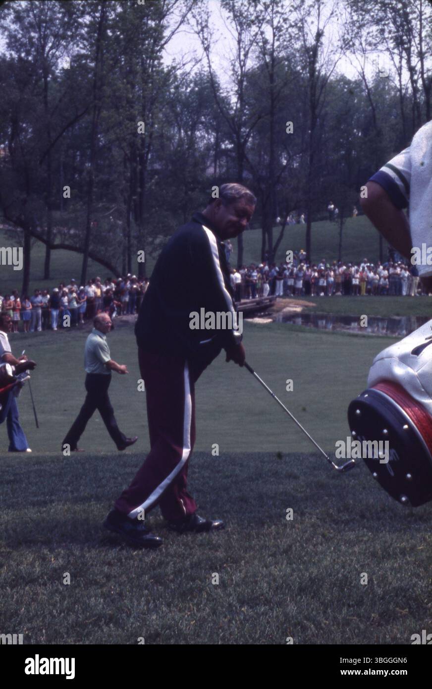 Am 17. Mai 1977 spaziert der Schauspieler Jackie Gleason mit einem Golfclub während des Memorial Tournament Pro-am im Muirfield Village Golf Club. Ebenfalls anwesend waren Gerald Ford, Jack Nicklaus, Roger Maltbie, Bob Hope und Glen Campbell. Stockfoto