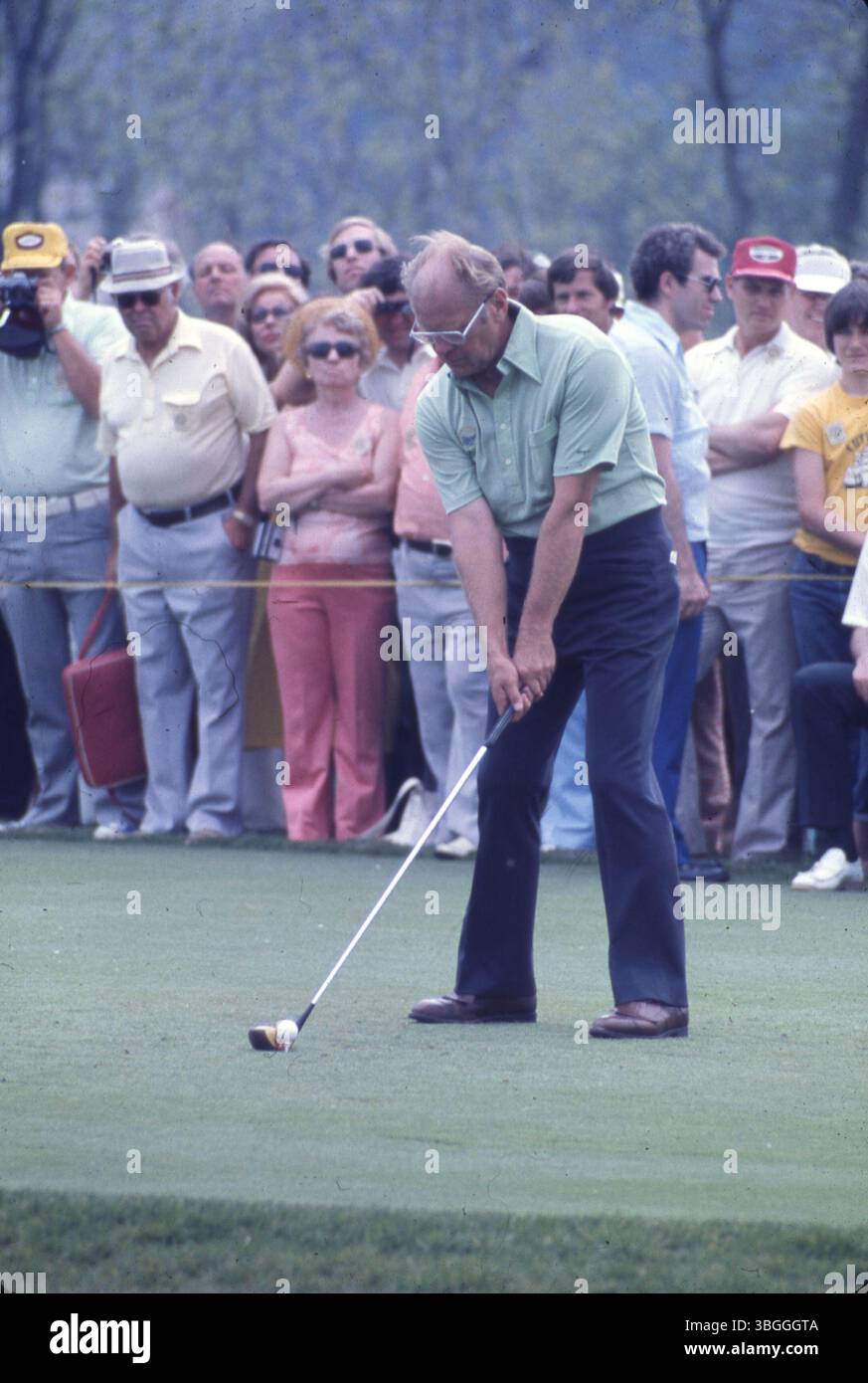 Der ehemalige Präsident Gerald Ford bereitet sich auf einen Abschlag beim Memorial Tournament 1977 pro-am im Muirfield Village Golf Club vor. Ford nahm an der Seite der professionellen Golfspieler Jack Nicklaus und Roger Maltbie, des Comedians Bob Hope, des Schauspielers Jackie Gleason und des Musikers Glen Campbell Teil. Stockfoto