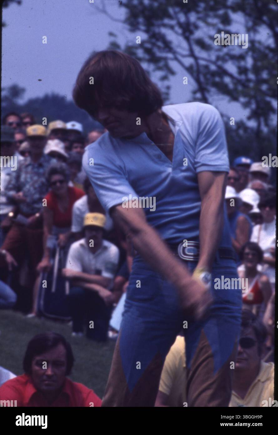 Der Musiker Glen Campbell trifft einen Golfschuss beim Memorial Tournament Pro-am 1977 im Muirfield Village Golf Club. Er spielte in einer Gruppe neben dem ehemaligen Präsidenten Gerald Ford, dem Golfer Jack Nicklaus und anderen. Stockfoto