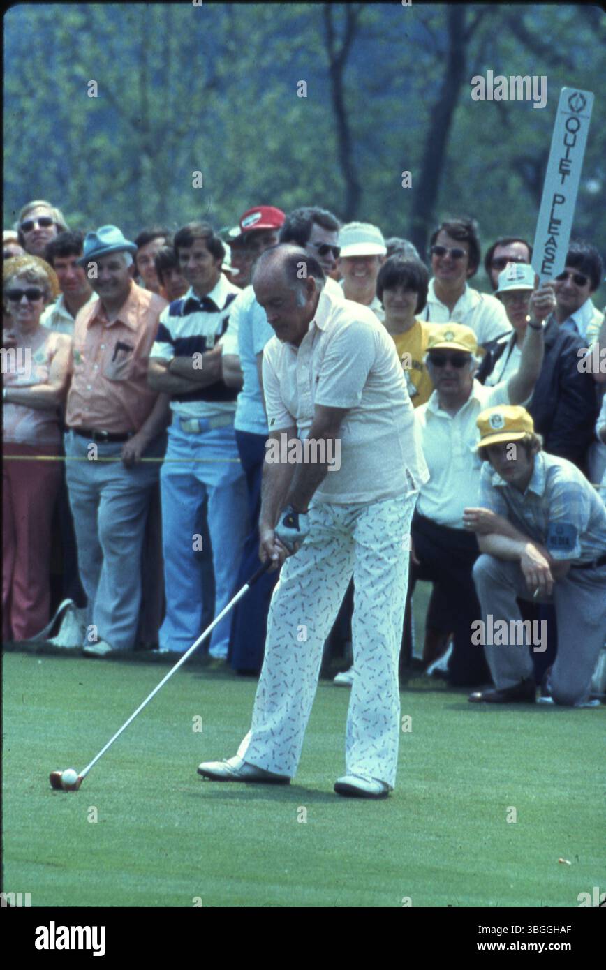 Der Comedian Bob Hope nimmt an der Pro-am-Veranstaltung des Memorial Tournament 1977 im Muirfield Village Golf Club Teil. Er wird von Jack Nicklaus, Gerald Ford, Jackie Gleason, Glen Campbell und Roger Maltbie in einer sechsköpfigen Gruppe begleitet. Die Zuschauer beobachten das Spiel hinter der Gruppe. Stockfoto