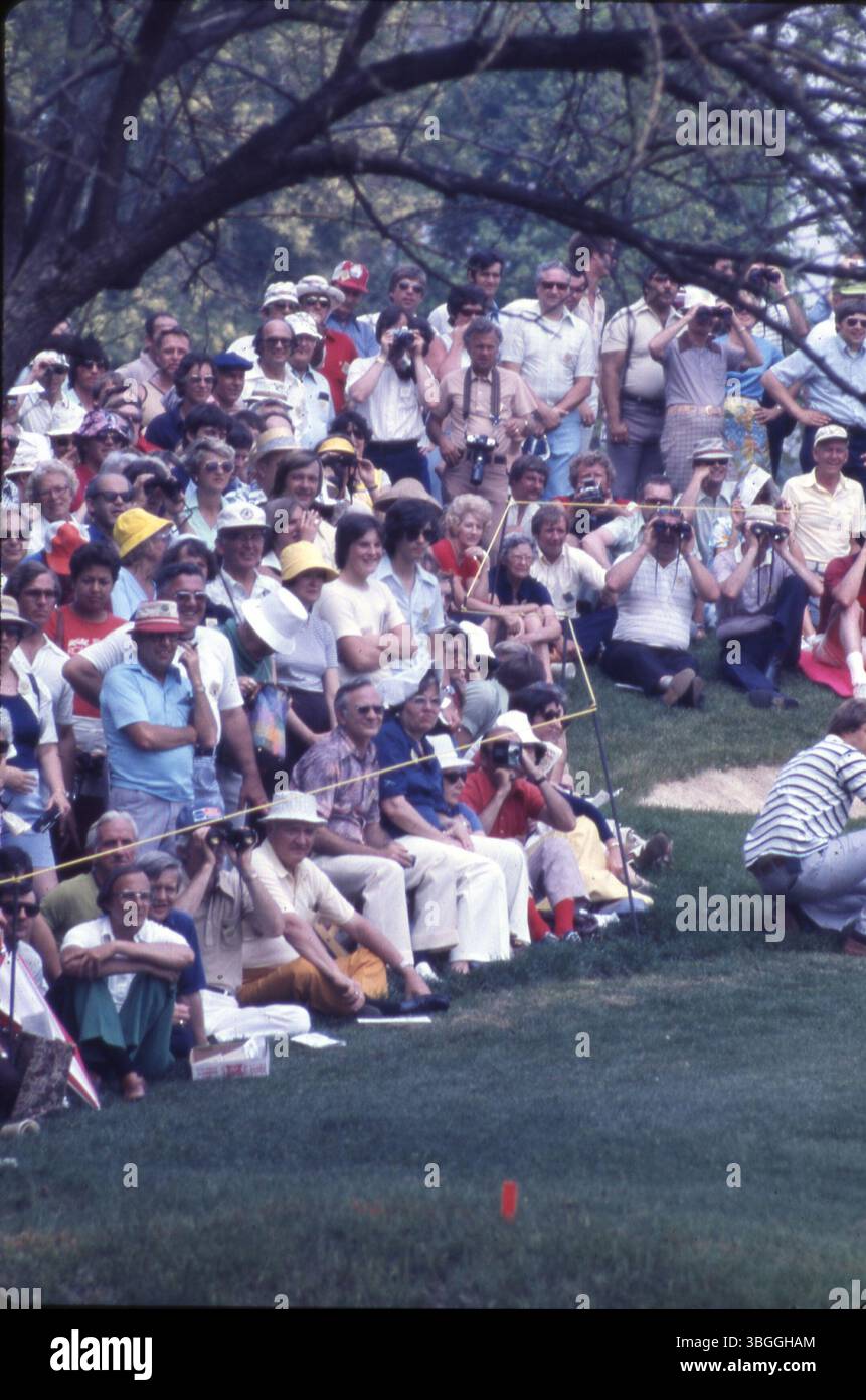 Im Muirfield Village Golf Club versammeln sich Menschenmassen für das Memorial Tournament pro-am 1977. Zuschauer werden mit Ferngläsern und Kameras beobachtet, während sie die Golfspieler beobachten. Stockfoto