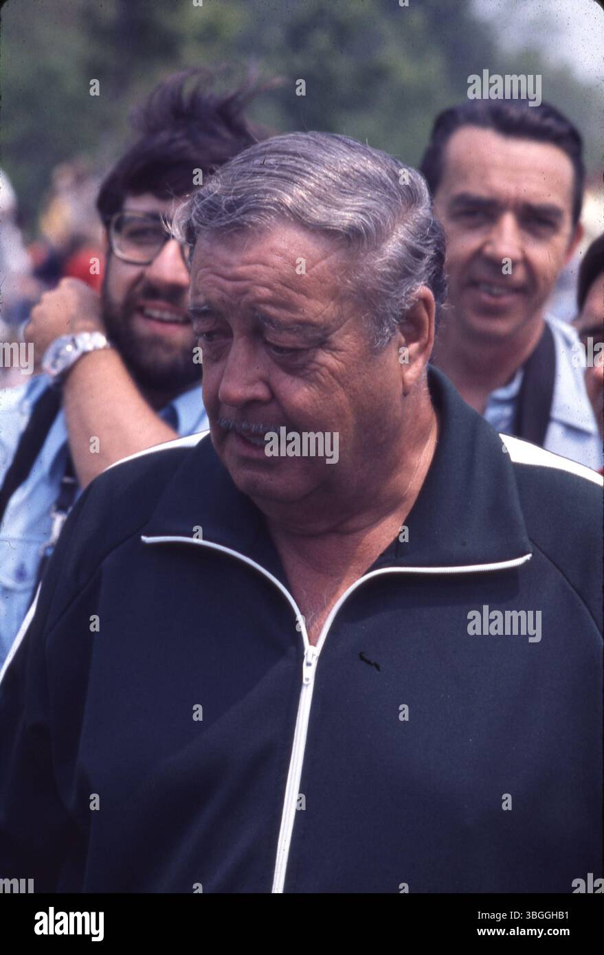 Der Schauspieler und Komiker Jackie Gleason ist während des Memorial Tournament Pro-am 1977 im Muirfield Village Golf Club am 17. Mai 1977 zu sehen. Gleason nahm an einem Sixsome mit dem ehemaligen US-Präsidenten Gerald Ford, den Golfern Jack Nicklaus und Roger Maltbie, dem Komiker Bob Hope und dem Musiker Glen Campbell Teil. Die Zuschauer sind hinter ihnen sichtbar. Stockfoto