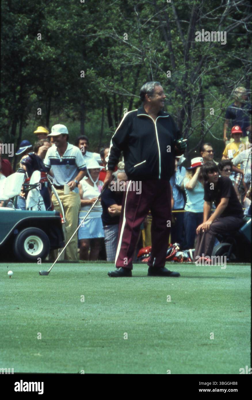 Der Komiker Jackie Gleason ist beim Memorial Tournament Pro-am 1977 im Muirfield Village Golf Club zu sehen. Er spielte neben Jack Nicklaus, Gerald Ford, Bob Hope, Glen Campbell und Roger Maltbie. Stockfoto