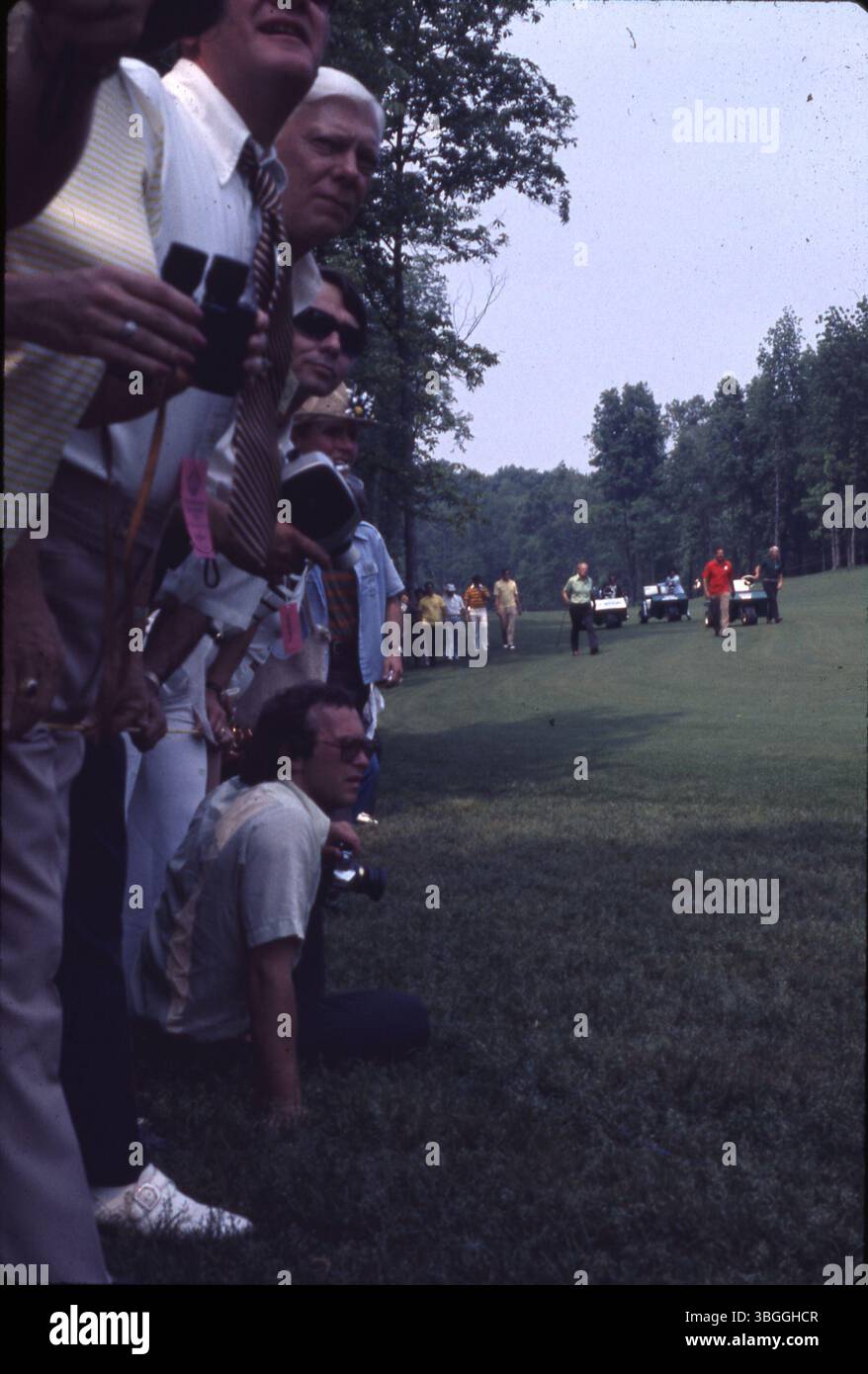 Der ehemalige Präsident Gerald Ford spaziert auf dem Fairway während des Memorial Tournament pro-am 1977 im Muirfield Village Golf Club. Er ist Teil einer Gruppe, zu der die Golfspieler Jack Nicklaus, Roger Maltbie, der Komiker Bob Hope und der Musiker Glen Campbell gehören. Stockfoto