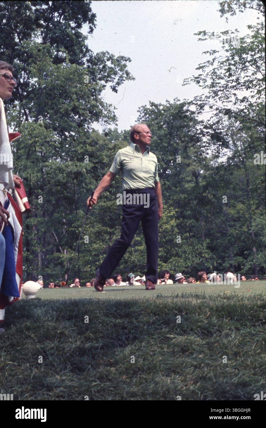 Der ehemalige US-Präsident Gerald Ford beobachtet seinen Abschlag während des Memorial Tournament Pro-am 1977 im Muirfield Village Golf Club. Er spielte neben den Golfprofis Jack Nicklaus und Roger Maltbie und den Prominenten Bob Hope, Jackie Gleason und Glen Campbell. Stockfoto