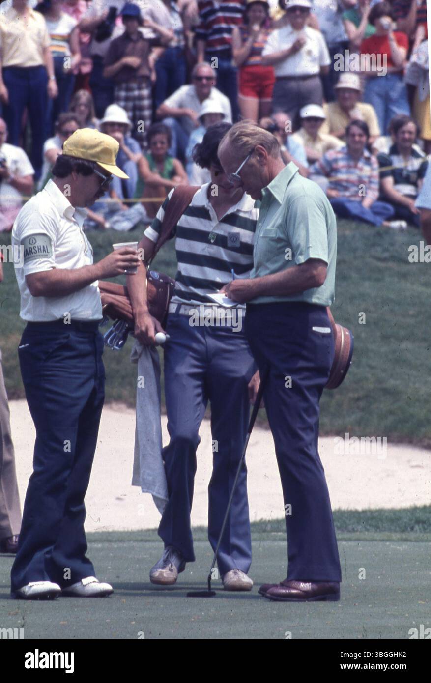 Der ehemalige Präsident Gerald Ford markiert seine Scorecard während des Memorial Tournament Pro-am 1977 im Muirfield Village Golf Club. Ford spielte neben Jack Nicklaus, Roger Maltbie, Bob Hope, Jackie Gleason und Glen Campbell. Stockfoto